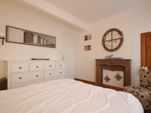 3 bedrooms, free WiFi - Charming coastal house with internet and parking (Reville)
