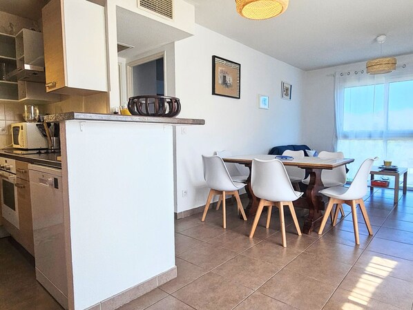 Oven, dishwasher, coffee/tea maker, toaster