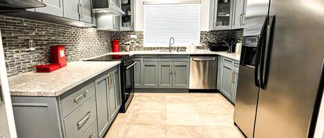 Microondas, horno, placa de cocina, lavavajillas