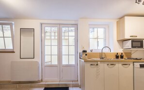 ثلاجة، ميكروويف، غسالة أطباق، ماكينة لصنع القهوة/الشاي