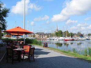 Outdoor dining - Comfortable townhouse in Carentan for a family stay (Carentan les Marais)
