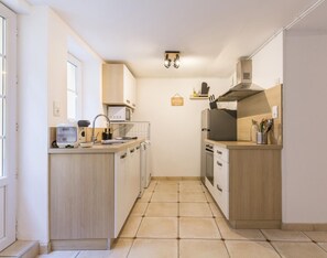 ثلاجة، ميكروويف، غسالة أطباق، ماكينة لصنع القهوة/الشاي