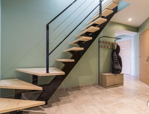 Bright beachside house with balcony and large living area - Sheets included