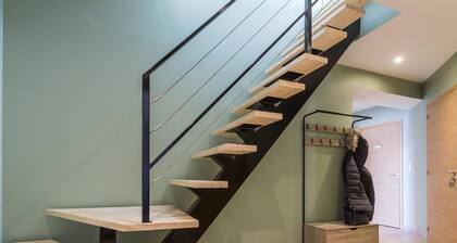 Bright beachside house with balcony and large living area - Sheets included