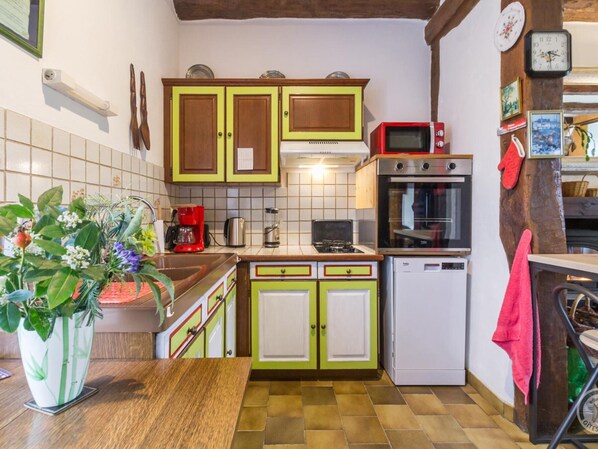 Kylskåp, mikrovågsugn och diskmaskin