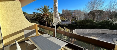 屋外ダイニングエリア