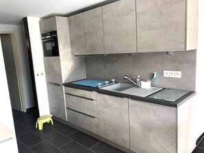 Kühlschrank, Mikrowelle, Herdplatte, Geschirrspüler