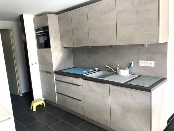 Fridge, microwave, stovetop, dishwasher