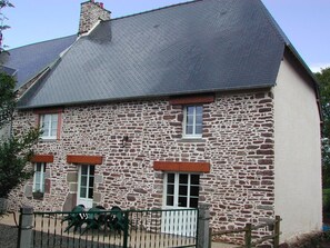 Exterior - Spacious house with courtyard, fireplace, and secure pond in Ver (Ver)