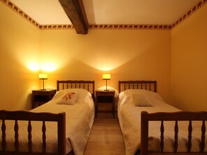 3 bedrooms, free WiFi, bed sheets - Spacious house with courtyard, fireplace, and secure pond in Ver (Ver)