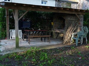 Outdoor dining - Spacious house with courtyard, fireplace, and secure pond in Ver (Ver)