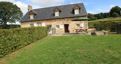 Gßte confortable à St Georges de Rouelley, animaux acceptés, vue sur vallée