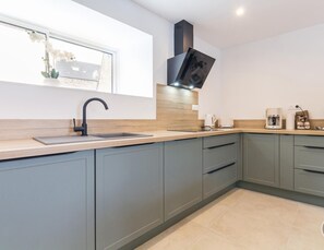 Réfrigérateur, micro-ondes, lave-vaisselle, cafetière/bouilloire