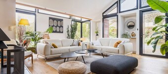 Spacious house with heated pool, pets allowed