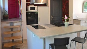 Fridge, microwave, oven, kitchen islands - Charming house with terrace in peaceful area (Juvigny les Vallées)