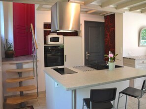 Fridge, microwave, oven, kitchen islands