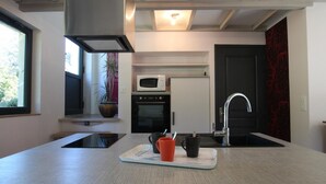 Fridge, microwave, oven, kitchen islands - Charming house with terrace in peaceful area (Juvigny les Vallées)