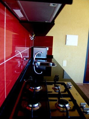 Kylskåp, mikrovågsugn, ugn och kaffe- och tebryggare