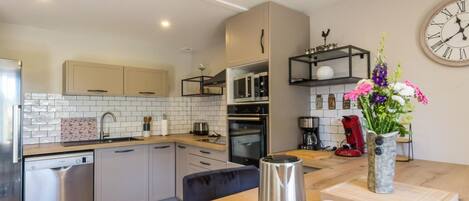 冷蔵庫、電子レンジ、オーブン、食器洗い機