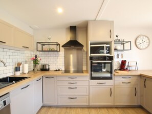 Jääkaappi, mikroaaltouuni, uuni, astianpesukone