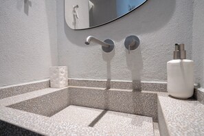 Secadora de cabello, toallas, jabón, papel de baño 