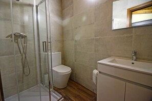 Douche, sèche-cheveux, serviettes fournies