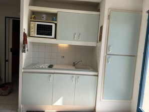Réfrigérateur, micro-ondes, plaque de cuisson, cafetière/bouilloire