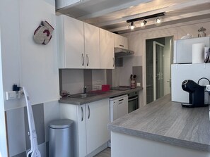 Frigorifero, microonde, forno, piano cottura