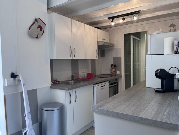 Kühlschrank, Mikrowelle, Ofen, Herdplatte