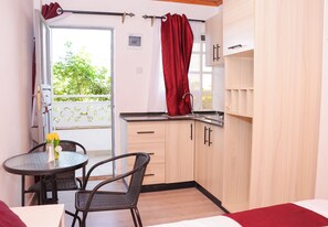 Apartamento luxo, vista para a cidade | Cozinha privada | Geladeira, micro-ondas, talheres/pratos/utensílios de cozinha