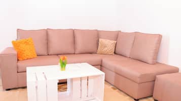 Appartamento Deluxe, vista città | Area soggiorno | Smart TV 24 pollici con canali digitali
