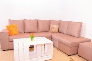 Deluxe-Apartment, Stadtblick | Wohnbereich | 24-Zoll-Smart-TV mit Digitalempfang