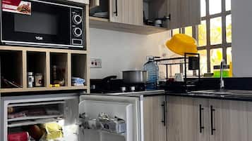 Departamento Deluxe, vista a la ciudad | Cocina privada | Refrigerador, microondas y utensilios de cocina