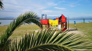 Children's area - 3-room apt with AC, wifi, parking, PMR adapted (Le Barcarès)