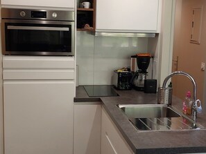 Kühlschrank, Mikrowelle, Wasserkocher mit Kaffee-/Teezubehör, Toaster