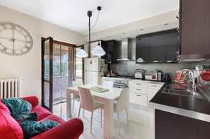 Fridge, oven, stovetop, dishwasher