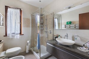 Dusche, Haartrockner, Handtücher