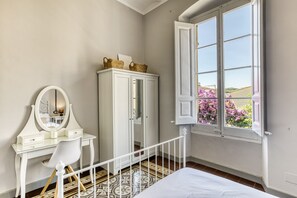 7 bedrooms, iron/ironing board, WiFi, bed sheets