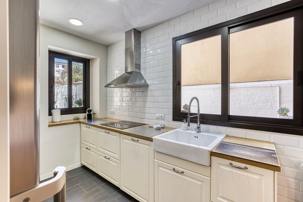 ثلاجة، ميكروويف، فرن، موقد طهي مسطح