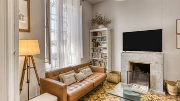 Een televisie, een open haard en een stereo