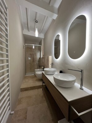 Dusche, Haartrockner, Bidet