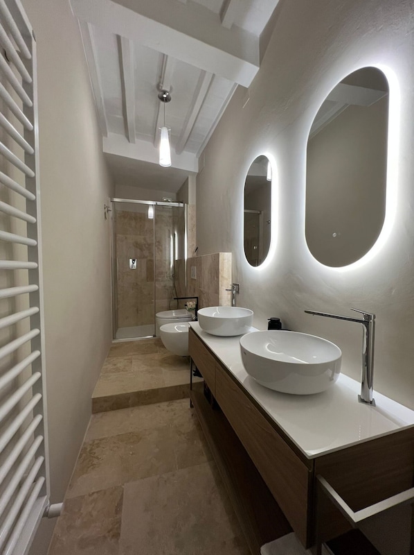 Dusche, Haartrockner, Bidet