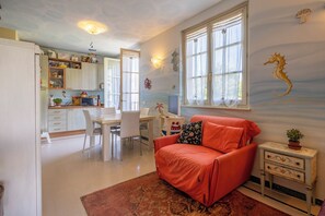 Apartment, Balcony, City View | Private kitchen | Fridge, microwave, oven, stovetop - Attico Marino (Marina di Pietrasanta)