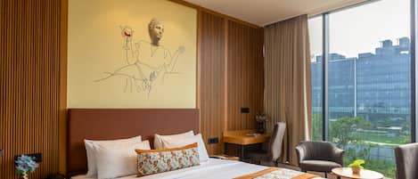 Suite Room with City View and Pool Access | Draps en coton égyptien, literie de qualité