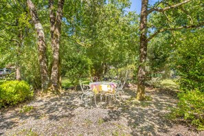 Outdoor dining - Pretty Little Chalet on the Silver Coast (Le Porge)