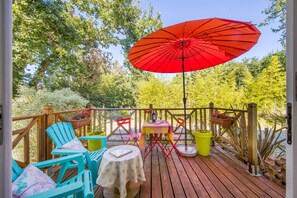 Outdoor dining - Guest Room 'La Côte D'Argent Coquelicot' with Private Terrace, Private Garden and Wi-Fi (Le Porge)