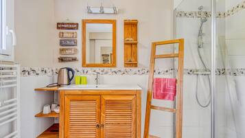 Een douche, een haardroger, handdoeken