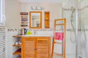 Dusche, Haartrockner, Handtücher