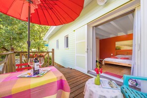 Outdoor dining - Guest Room 'La Côte D'Argent Coquelicot' with Private Terrace, Private Garden and Wi-Fi (Le Porge)