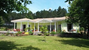 Exterior - Guest Room "La Côte d’Argent Océane" with Private Terrace, Private Garden, and Wi-Fi (Le Porge)